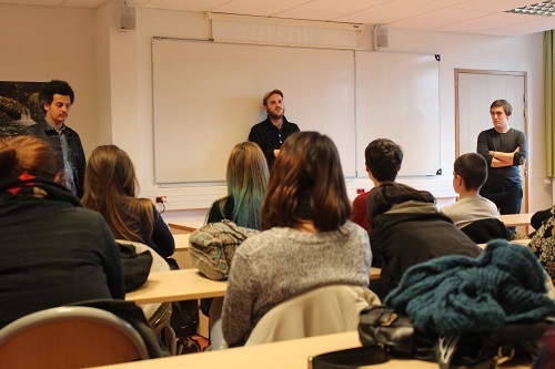 Les photojournalistes conseillent les élèves de la section photo du lycée Victor Laloux. (Crédit photo : Noémie Lair)